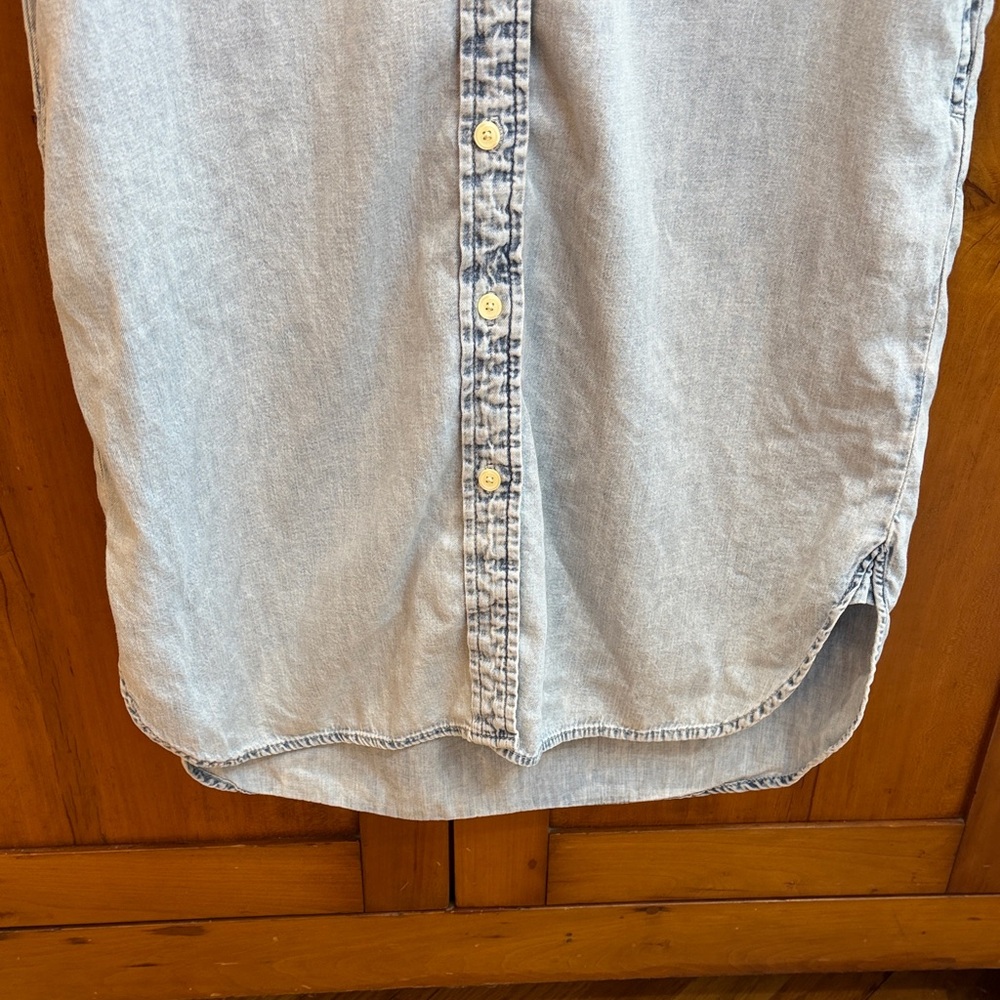 GAP Super Soft Light Wash Button Down Chambray Sh… - image 4